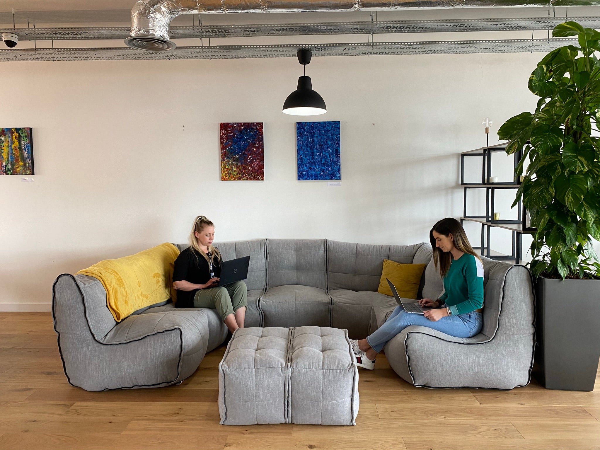Dissatified with the ordinary? ... Cubo Co-working spaces get the ambient lounge soft luxury bean bag touch